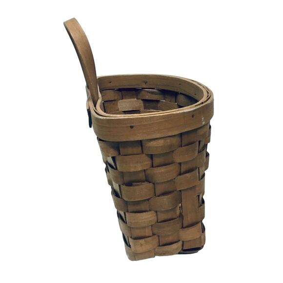 Cute little basket, hangs on wall - Picture 4 of 5